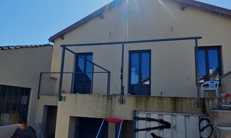 Garde-corps en verre et câble en inox à Saint-Quentin-Fallavier et sa région. PIRON MÉTALLERIE